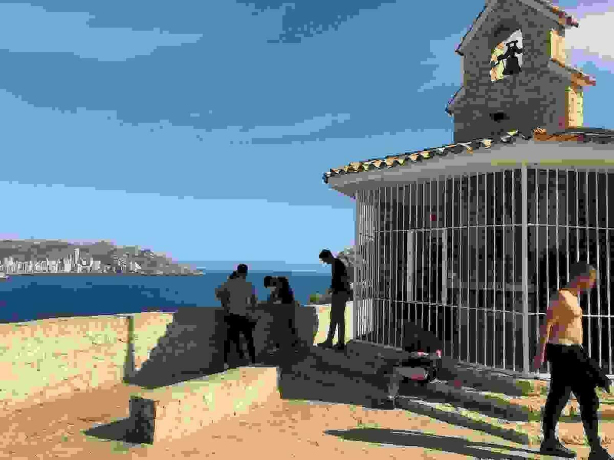 Ciudadanos denuncia la proliferaci&oacute;n de botellones, suciedad y falta de seguridad en las inmediaciones de la ermita de La Cala