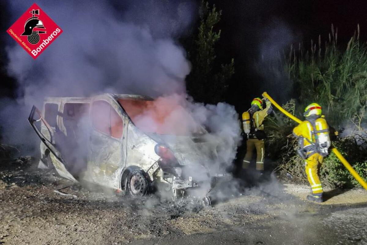 INCENDIO DE VEHICULO EN XIRLES