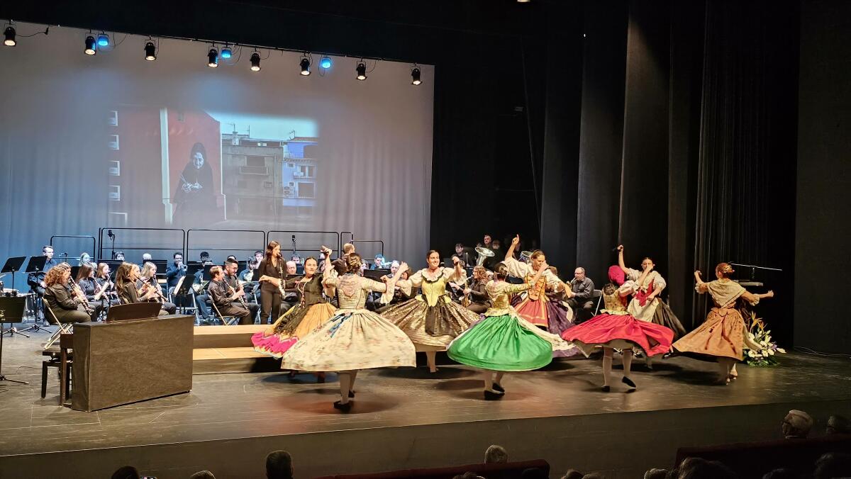 Las asociaciones culturales de Villajoyosa actúan en la gala solidaria “La Cultura Vilera per València” en beneficio de entidades culturales valencianas afectadas por la DANA