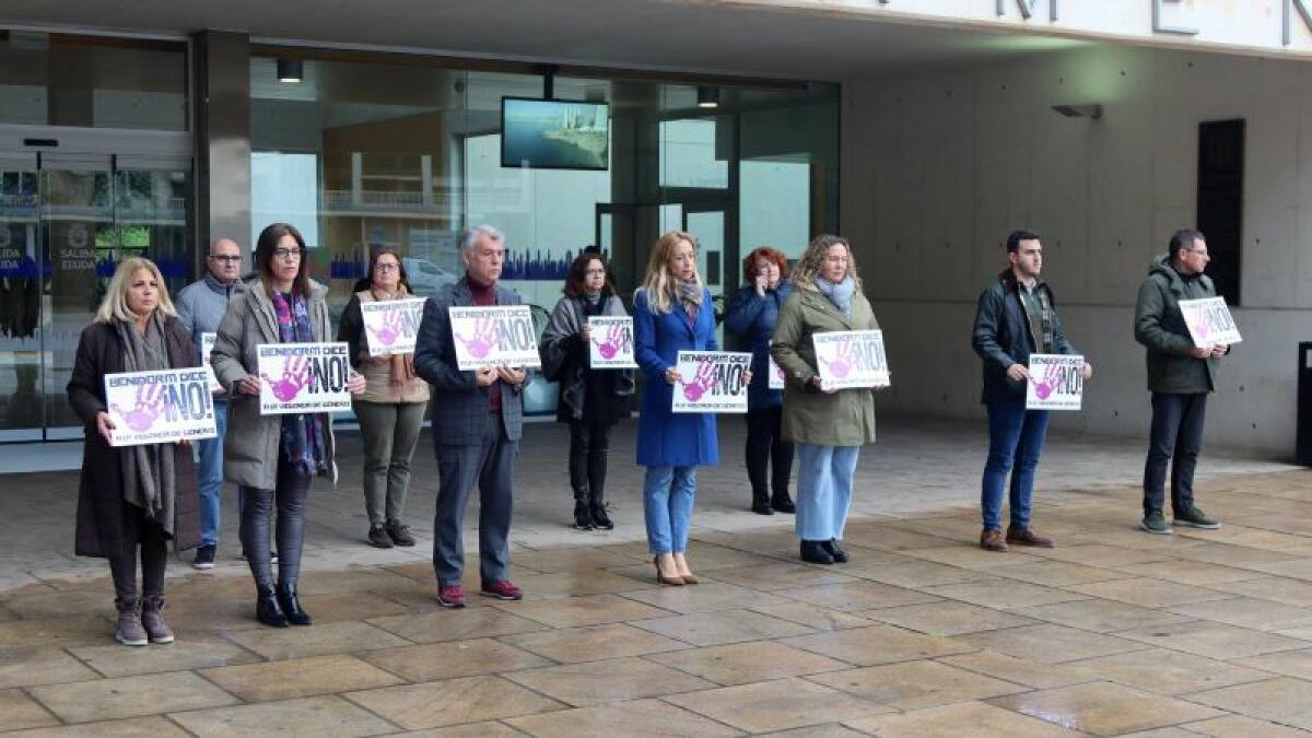 Benidorm guarda un minuto de silencio en repulsa por las tres últimas víctimas de la violencia machista en Lleida y Valladolid  