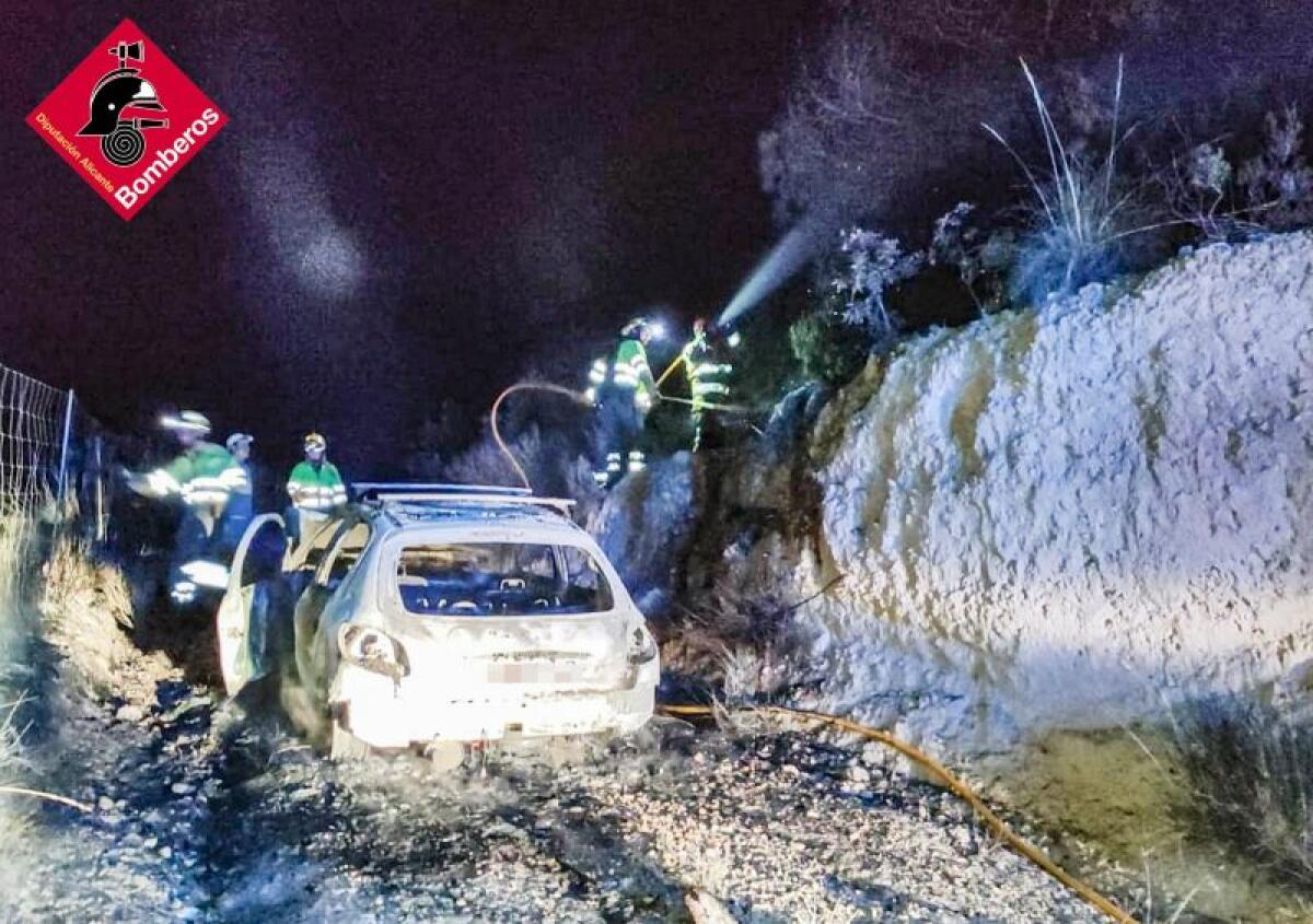 Sobre las 22:10 horas de esta pasada noche del martes, se declaraba el incendio de un vehículo, en el interior de un camino rural de la Partida El Pere, ubicado en el término municipal de Sella