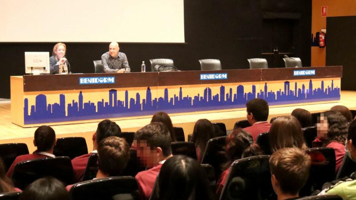 Benidorm reúne al escritor de literatura juvenil Silvestre Vilaplana y sus lectores de 4º de la ESO