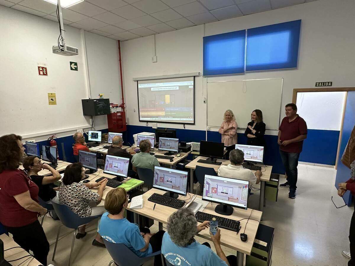 27 personas se forman el “Curso de Informática para Mayores”