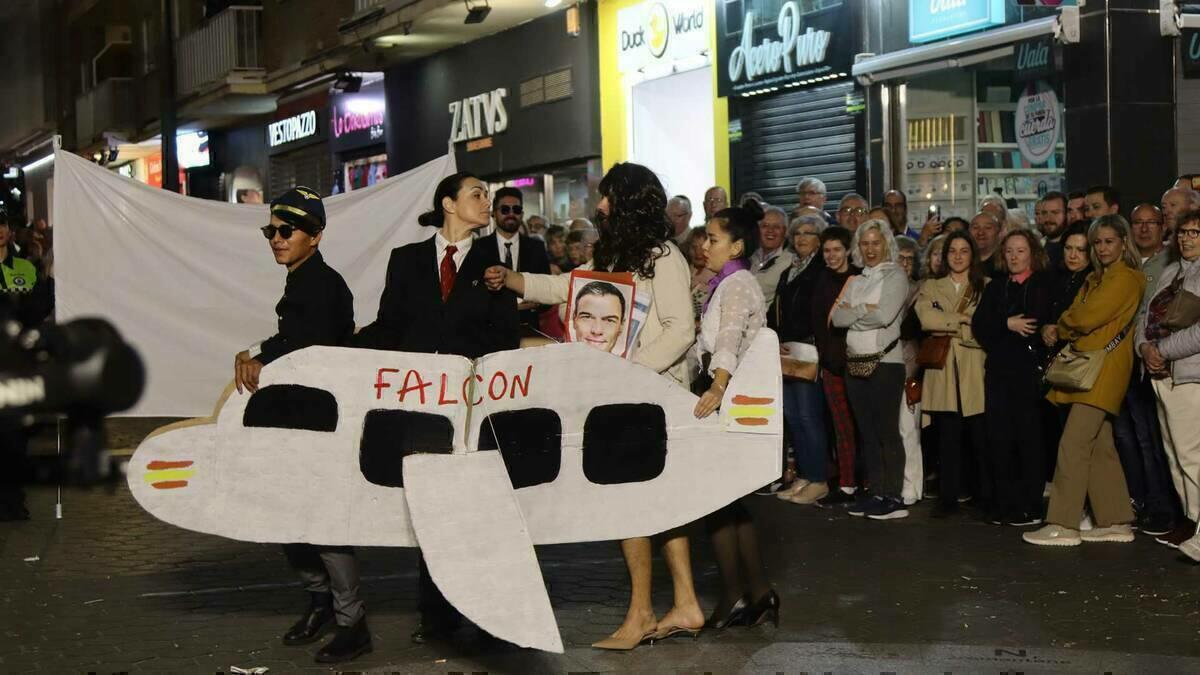 El ingenio, la crítica y la ironía vuelven a protagonizar el Desfile del Humor de las peñas