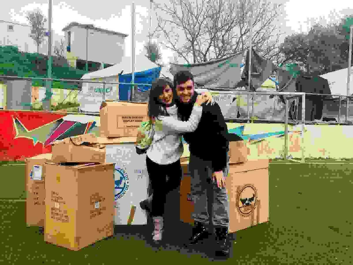 Finestrat · Miguel Sellés y Carmen Climent cuentan este sábado el proyecto “Derecho a soñar” que les llevó esta navidad hasta un campamento de refugiados en Grecia