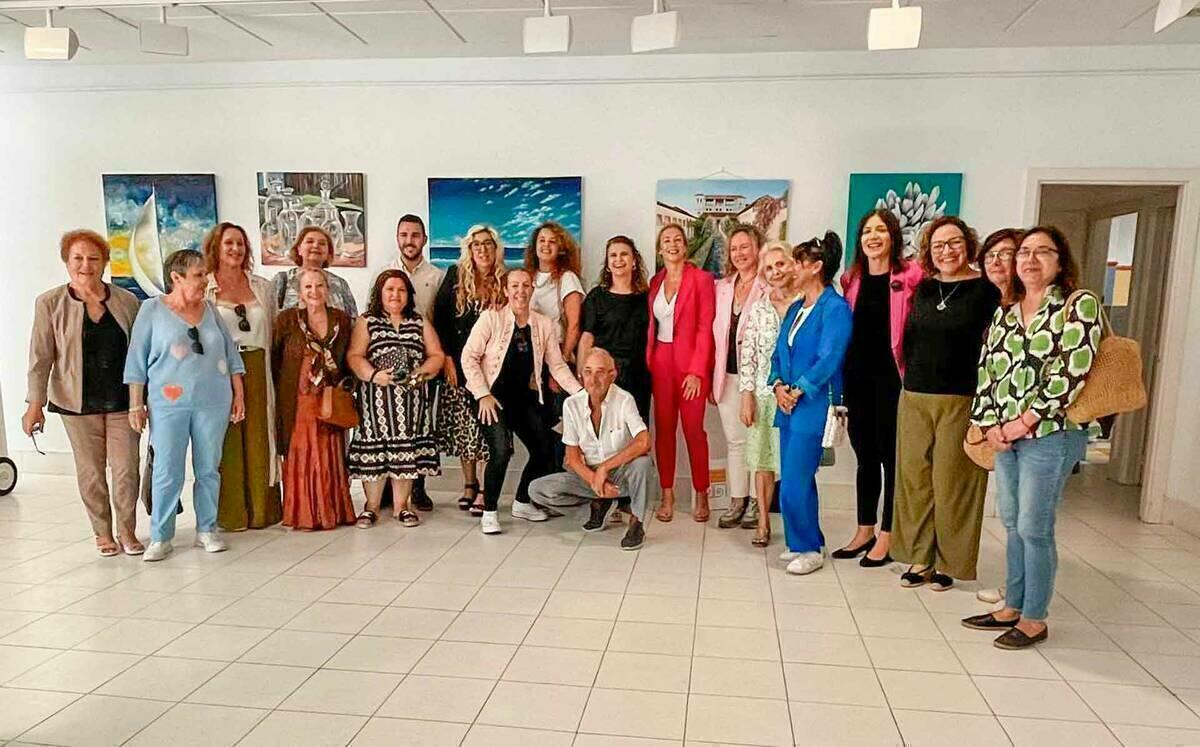 El alumnado de la escuela de pintura de Ofelia Jurado exhibe sus trabajos en la Casa del Fester hasta el 30 de mayo