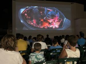 &ldquo;Lilo y Stitch&rdquo; visitaron la pla&ccedil;a del M&uacute;sics en cine estival de anoche