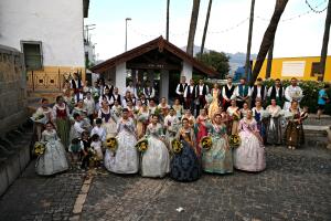 La Nuc&iacute;a se llen&oacute; de flores y trajes tradicionales en la Ofrenda de Flores
