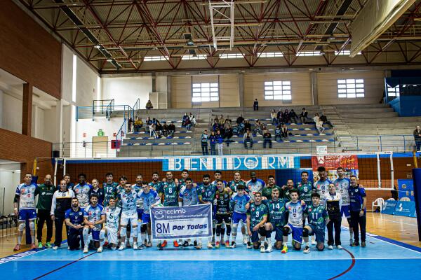 El Servigroup Benidorm suma un insuficiente punto ante Unicaja Costa de Almer&iacute;a en un Palau entregado y cae a la zona de descenso (2-3)