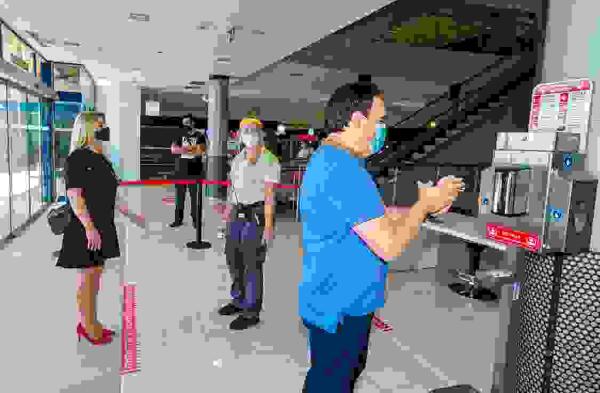 El  Alcalde visit&oacute; las nuevas instalaciones del centro comercial La Marina, el 1&ordm; de Espa&ntilde;a certificado a nivel Internacional por las buenas pr&aacute;cticas frente a la COVIT-19. 