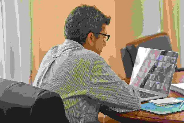 Maz&oacute;n re&uacute;ne al sector tur&iacute;stico para instar al Gobierno a negociar la inclusi&oacute;n del aeropuerto de Alicante-Elche como corredor seguro con Reino Unido. 