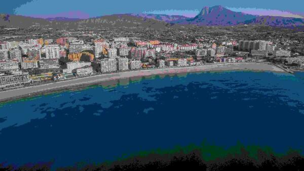 La playa Centro de la Vila Joiosa vuelve a acoger Mercreart hasta mediados de septiembre