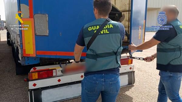 Detenidos cuando transportaban oculta en un semirremolque una embarcación de las que habitualmente utilizan los narcotraficantes