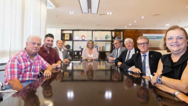 El gobernador del Rotary International visita el Ayuntamiento de Benidorm 