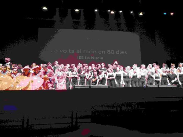 La Nucía // Los alumnos del Instituto dan “la vuelta al mundo”  en l´Auditori