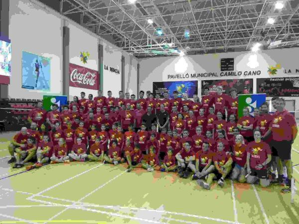 La Nuc&iacute;a &middot; 89 deportistas europeos participan en el VI Campus Internacional de B&aacute;dminton