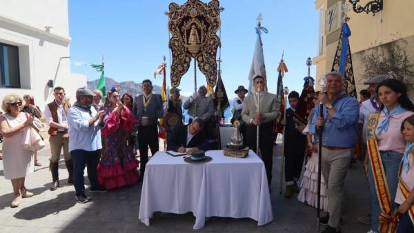 Las salves rocieras suenan de nuevo en las calles de Benidorm en el 25º aniversario de la Hermandad de Nuestra Señora del Rocío