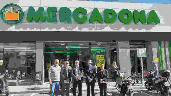 El alcalde de la Vila Joiosa visita Mercadona en su reapertura despu&eacute;s de su restructuraci&oacute;n