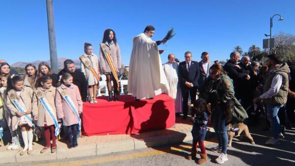 Cientos de vecinos acuden a la Ermita de Sanz para conmemorar la festividad de Sant Antoni 