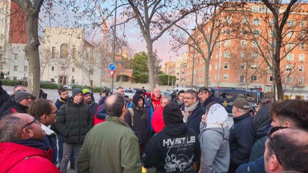 La Cofrad&iacute;a de Pescadores de Villajoyosa se concentra en Madrid ante la imposici&oacute;n de una nueva normativa que pone en peligro al sector