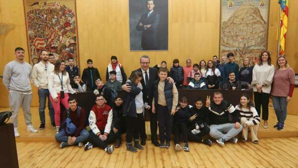 Alumnos de educación inclusiva del IES Beatriu Fajardo realizan una visita al Ayuntamiento de Benidorm 