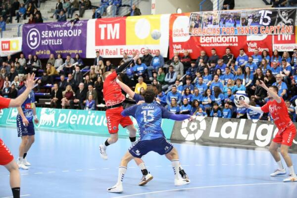 El TM Benidorm cae frente al Blendio Sinfín en la despedida de Carlos Grau 