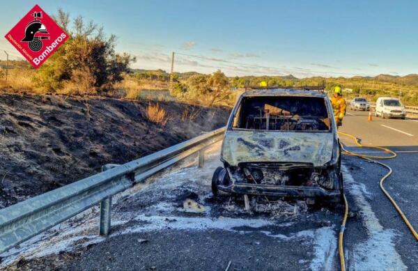 Incendio en una furgoneta, situada en el interior de la Autopista Ap-7, en el termino municipal de la Vila Joiosa