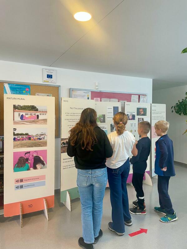 LOS CENTROS EDUCATIVOS DE FINESTRAT ACOGEN LA EXPOSICIÓN “NO EM TOQUES EL WHATSAPP”  