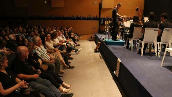 Un repleto Salón de Actos acoge el concierto de intercambio de la Societat Musical La Nova y la Agrupació Musical Clau de Fa de Calp  