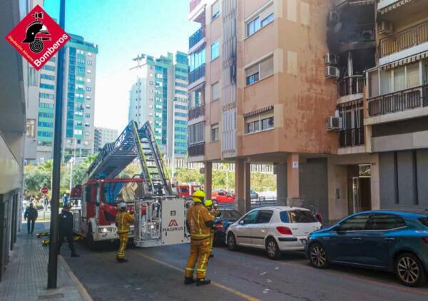 Virulento incendio en una vivienda en Benidorm, en la cual se ha registrado el fallecimiento de un Can.