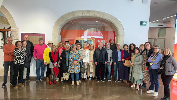 Cultura realiza una visita a la exposición del pintor alteano Juan Navarro Ramón en el Mubag