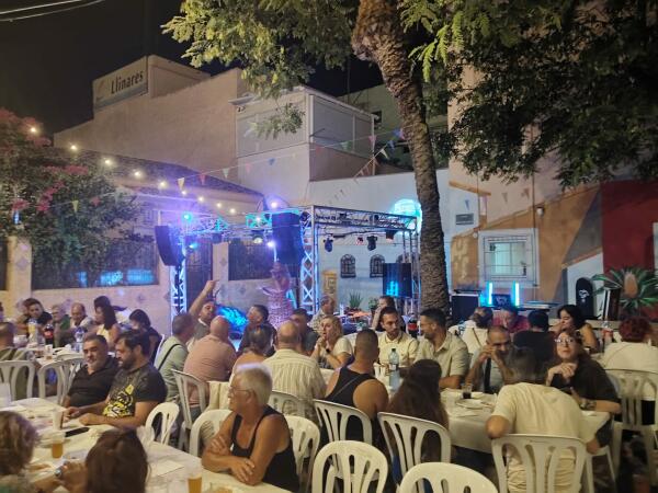La cena de abonados de San Bartolom&eacute; re&uacute;ne a vecinos y festeros en una noche llena de m&uacute;sica y buen ambiente