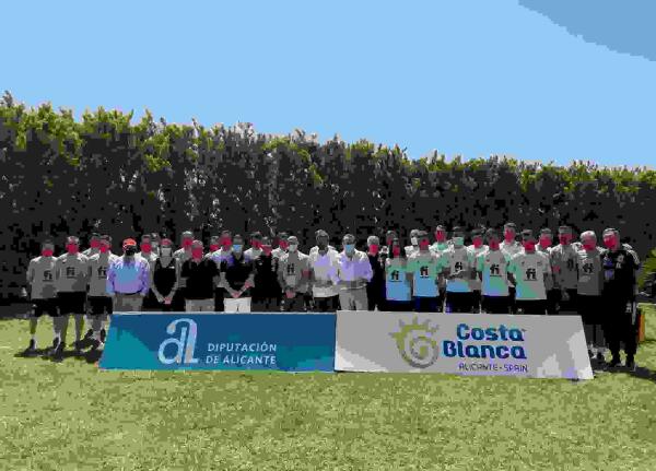 Mazón visita al Equipo Español de Fútbol que estos días prepara en Benidorm su participación en las Olimpiadas 