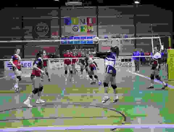 LAS CHICAS DEL VOLEIBOL BENIDORM VENCEN A UN RIVAL DIRECTO    