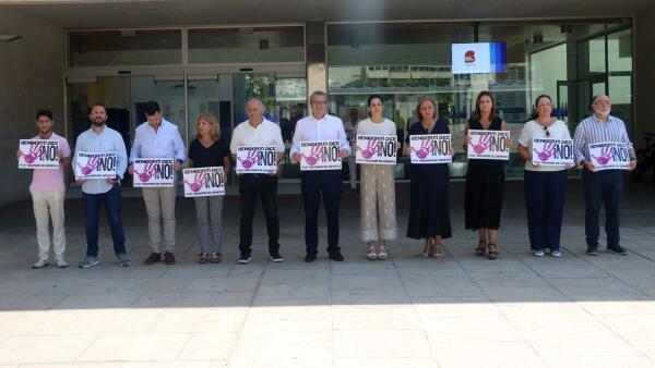 Benidorm vuelve a concentrarse para condenar el asesinato de una mujer de 49 años en Asturias
