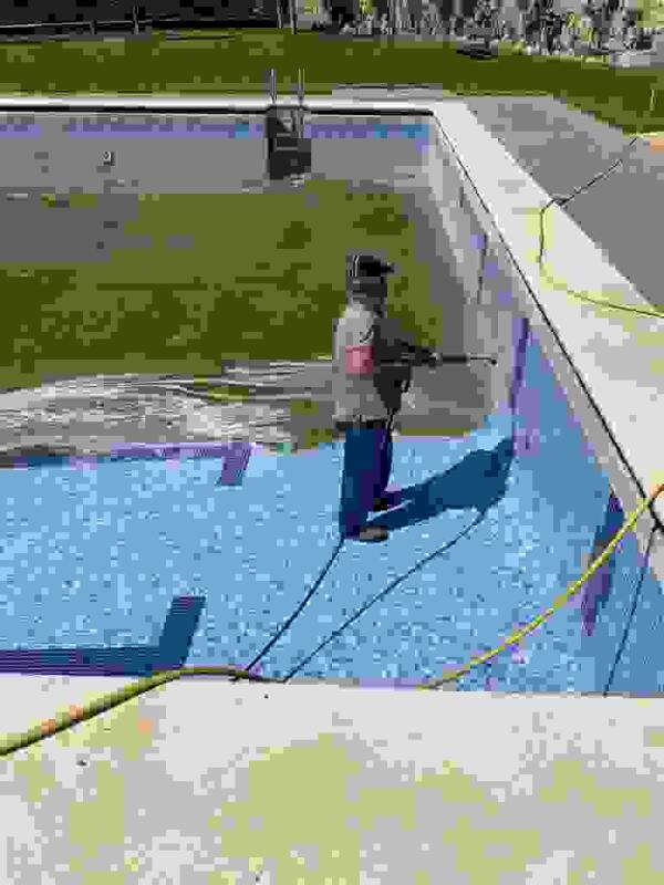 La piscina municipal de Confrides prepara sus instalaciones para una posible reapertura. 