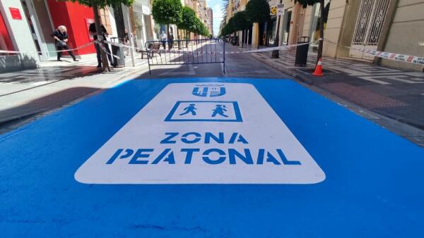 El Ayuntamiento de la Vila Joiosa señaliza los accesos al tramo peatonal de la calle Colón para garantizar la seguridad y el libre acceso en casos de emergencia