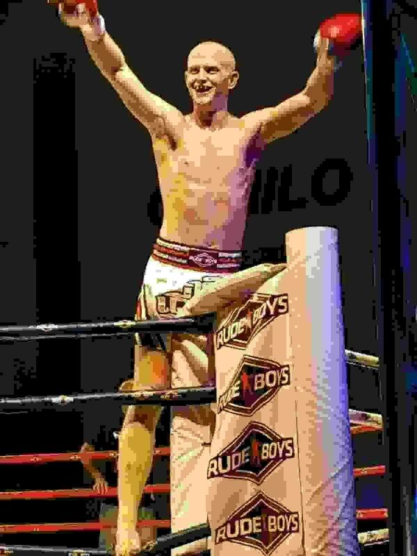 El nuciero Bradley James gana con KO en el Mix Fight 33 