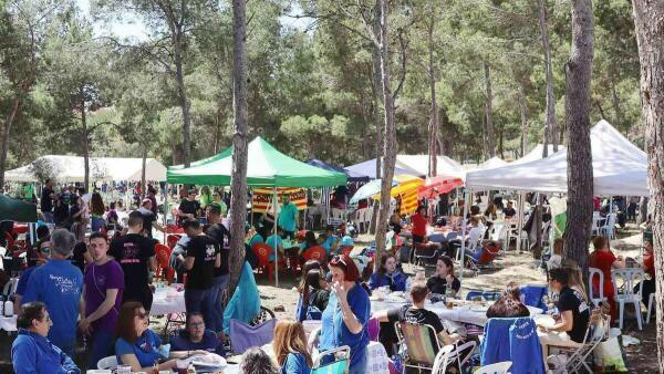 Cerca de 3.200 peñistas de Benidorm celebran este domingo ‘La Mona’ en el parque de la Séquia Mare