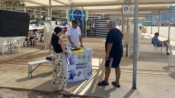 Usuarios de la playa de Levante de Benidorm aprenden d&oacute;nde van los residuos y c&oacute;mo se reciclan con el programa &lsquo;Mirada circular&rsquo;