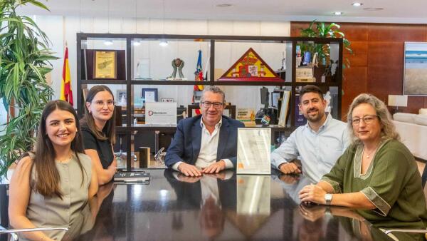 Benidorm recoge el certificado que verifica su huella h&iacute;drica durante 2025 