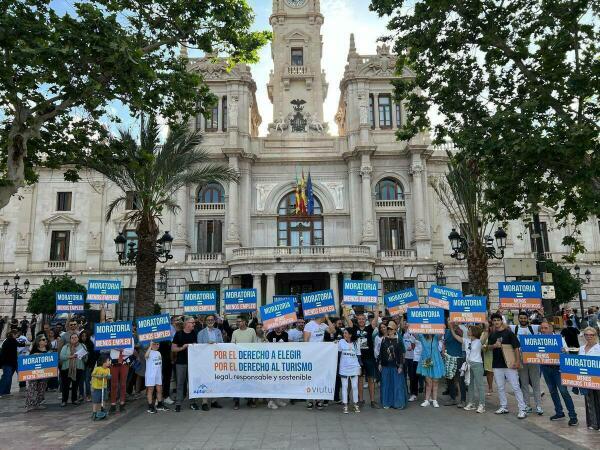 LOS PROPIETARIOS DE VIVIENDAS DE USO TURÍSTICO SE MANIFIESTAN EN VALENCIA POR EL DERECHO AL TURISMO Y CONTRA LA TURISMOFOBIA 