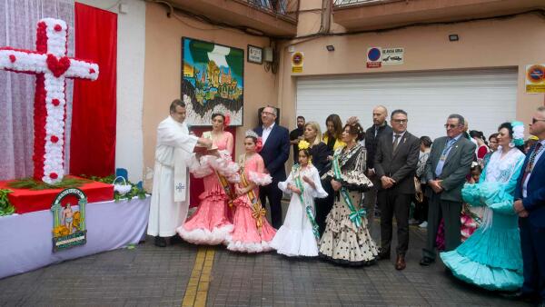 La Casa de Andaluc&iacute;a de Benidorm erige su Cruz de Mayo en una jornada de convivencia festiva