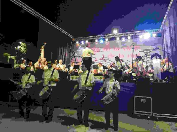 Centenares de personas se dan cita en la Cala de Finestrat para disfrutar del comienzo de &ldquo;Sensacions d&rsquo;Estiu&rdquo;