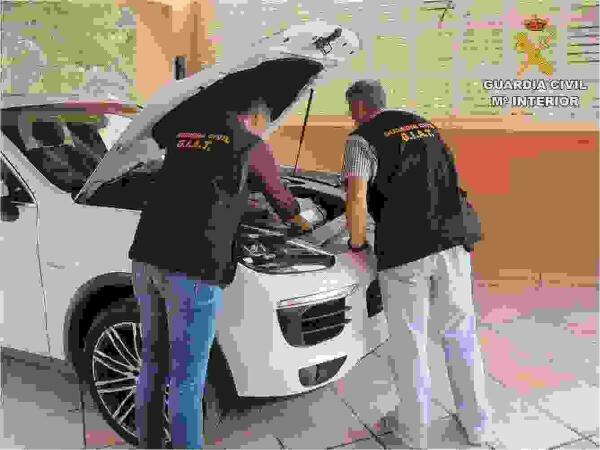 La Guardia Civil desarticula en Alicante y Valencia una red de venta de coches robados procedentes de Italia 