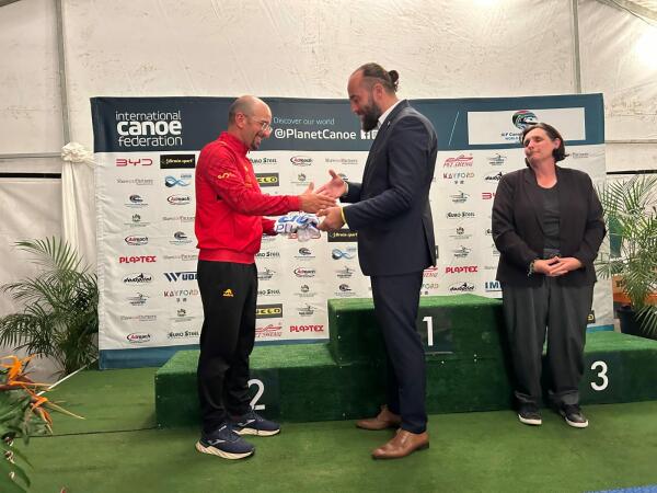 Durban pasa el testigo del Kayak de Mar mundial a Villajoyosa que celebrará el Campeonato del Mundo en 2026 