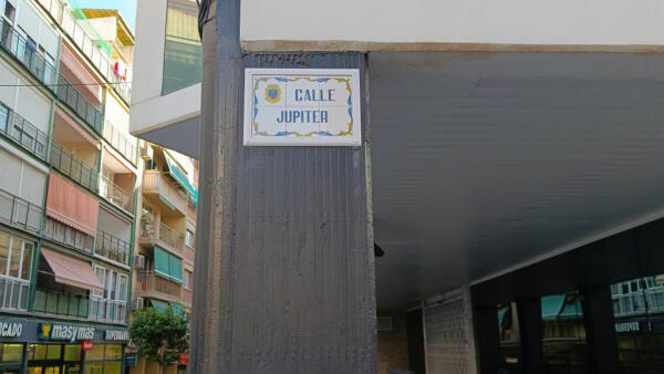 Benidorm inicia la segunda fase de reposición de las placas del callejero en el casco urbano  