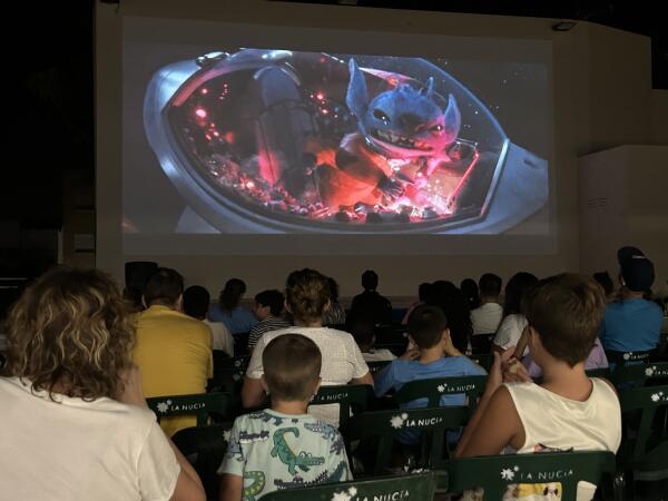 &ldquo;Lilo y Stitch&rdquo; visitaron la pla&ccedil;a del M&uacute;sics en cine estival de anoche