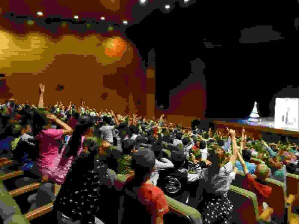 1.200 escolares disfrutaron de teatro en ingl&eacute;s en l&rsquo;Auditori 