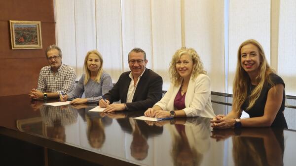 El Ayuntamiento renueva su colaboración con la Protectora de Animales y Plantas de Benidorm  